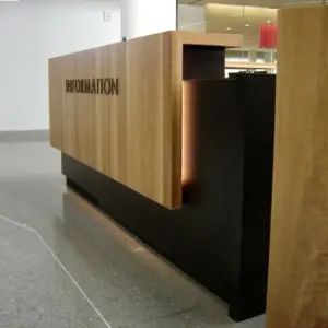 Recepcion con logo en madera