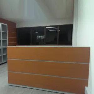 Recepcion recta esquinera madera atencion vidrio aluminio H